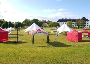 Eventtält som skapar en folkpark med stjärntält och partytält
