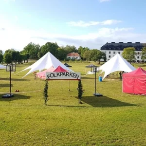 Eventtält som skapar en folkpark med stjärntält och partytält