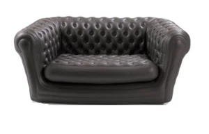 För fest i Stockholm hyr uppblåsbar soffa