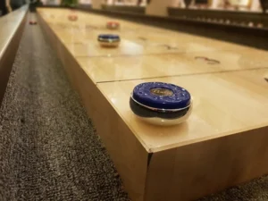 Här kan ni se stenarna som alltid ingår när ni väljer att hyra shuffleboard