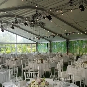 En lång ljusslinga på ett bröllop