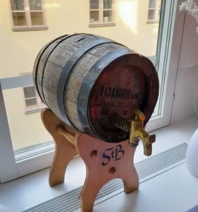 Litet ekfat på ställning