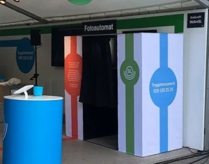 Helbrandat fotobås i monter