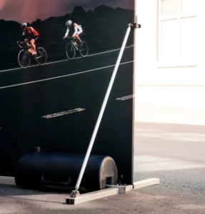 Tyngd säkrar fotoväggen vid utebruk