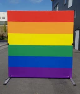 Regnbågsflagga med ställning för att användas utomhus