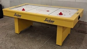 Helbrandat airhockey på företagsfest