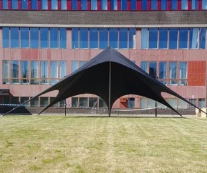 Snyggt tält som passar perfekt över en mindre scen