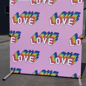 Backdrop love är en fin fotovägg som klarar vind utemiljö finns att hyra