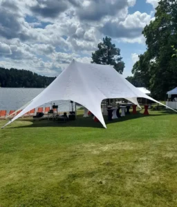 StarTwin tält på fest vid vattnet