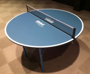 Ett runt pingisbord som går att hyra