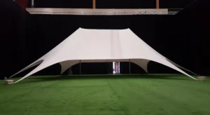 Grönt konstgräs och tält satte vi upp