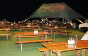 Tält, bord och bänkar