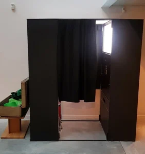 Svart fotobås som kan hyras till event och fest