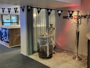 Skelett och döskalle på vårt ekfat